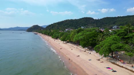 Atemberaubende-Aussicht-Auf-Den-Strand-Von-Ao-Nang-Mit-Türkisfarbenem-Wasser,-Weißem-Sand-Und-üppig-Grünen-Klippen,-Ein-Beliebtes-Touristenziel-In-Krabi,-Thailand