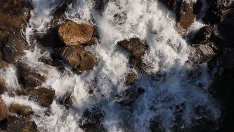 Ländliche-Szene-Mit-Wasser,-Das-Sanft-Zwischen-Steinen-Fließt,-Weesen,-Schweiz