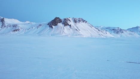 Island-Wintersaison-Bedeckt-Mit-Schnee-Malerische-Landschaft-Luftaufnahmen