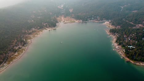 Drones-Aéreos-Sobrevuelan-Aguas,-Bosques-Y-Cabañas-Bass-Lake,-California