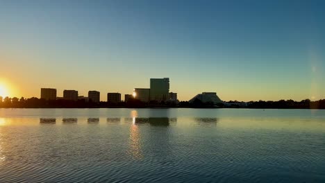 Goldener-Sonnenaufgang-Am-Swan-River,-Blick-Vom-Crown-Casino-Zum-Perth-Optus-Stadium-Und-Zur-Matagarup-Bridge