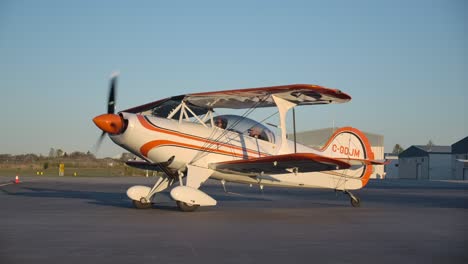 Steen-Skybolt-Kunstflug-Doppeldecker-Am-Flughafen-Während-Der-Goldenen-Stunde