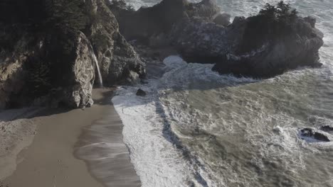 Toma-Aérea-De-Drones-En-Cascada-En-La-Playa-De-Big-Sur