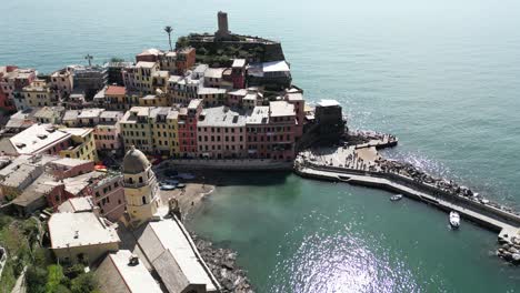 Vernazza,-Cinque-Terre,-Italien,-Sonnige-Luftaufnahme-Der-Bucht-Und-Des-Yachthafens-Mit-Dem-Berühmten-Turm-Oben