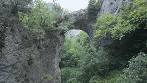 Atemberaubende-Drohnenaufnahmen,-Die-Die-Atemberaubende-Schönheit-Der-Wilden-Natur-Italiens-Zeigen,-Mit-Wäldern,-Zerklüfteten-Landschaften-Und-Unberührter-Wildnis