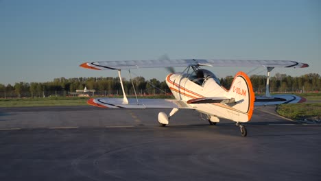 Avión-Retro-De-Hélice-De-Dos-Pisos-En-Rodaje---Biplano-Steen-Skybolt