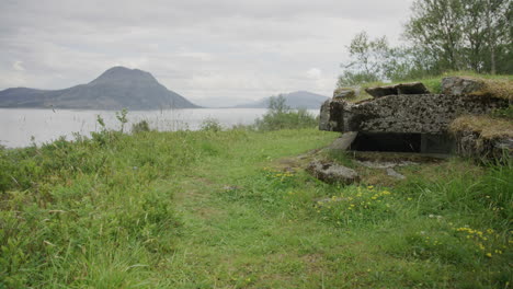 Bunkerfenster-Mit-Fjord-Im-Hintergrund-Bei-Küstenbatterie