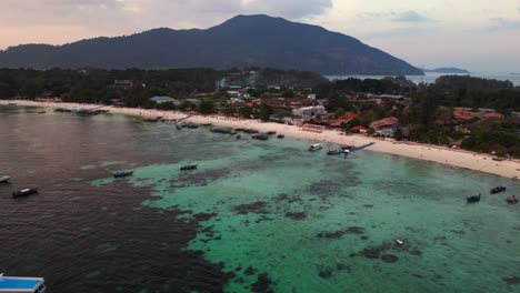 Sonnenuntergang-über-Einem-Atemberaubenden-Thailändischen-Strand,-Touristen-Genießen-Die-Aussicht