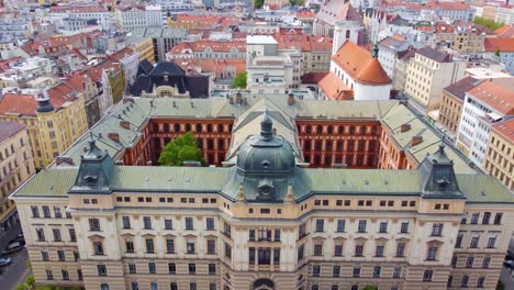 Vídeo-De-Drone-Del-Tribunal-Regional-En-El-Casco-Antiguo-De-Brno,-Moravia,-República-Checa