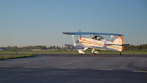 Toma-En-Cámara-Lenta-De-Un-Biplano-Vintage-Steen-Skybolt-Rodando,-Día-Soleado