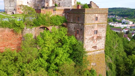 Toma-De-Drone-De-La-Arquitectura-Antigua-Del-Castillo-De-Guissing.