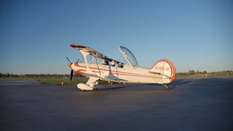 Los-Pilotos-En-La-Cabina-Del-Asiento-Tándem-De-Un-Biplano-De-Acrobacias-Aéreas-Skybolt-Steen