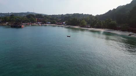 Morgenstimmung,-Perfekter-Luftblickflug-über-Eine-Tropische-Insel-Mit-Einem-Langen-Holzsteg,-Der-Zu-Einem-Schwimmenden-Restaurant-Führt,-Umgeben-Von-Türkisfarbenem-Wasser-Und-üppigem-Grünen-Regenwald