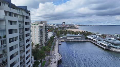 Leben-Am-Hafen-Von-Melbourne-Mit-Stadtkulisse