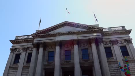 Menschen-überqueren-Die-Straße-Vor-Dem-Historischen-Rathaus-Von-Dublin