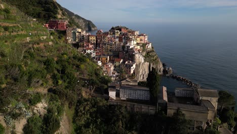 Manarola,-Cinque-Terre,-Italien,-Luftaufnahme,-Wunderschöner,-Stimmungsvoller-Lichtflug-über-Die-Klippen-Zum-Dorf