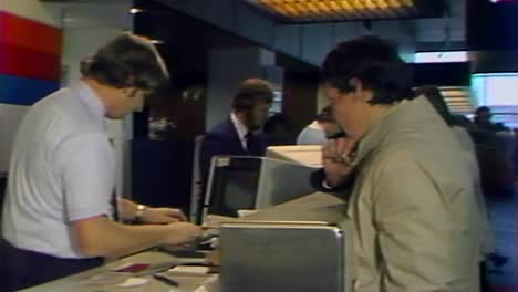 Empleado-Del-Aeropuerto-De-Los-Años-70-Registrando-Al-Pasajero-En-La-Puerta