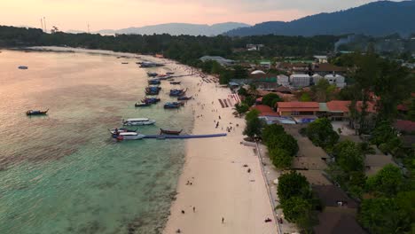 Sonnenuntergang-über-Einem-Atemberaubenden-Thailändischen-Strand,-Touristen-Genießen-Die-Aussicht