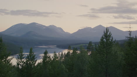 Bergblick-über-Rondane-Während-Der-Winternacht