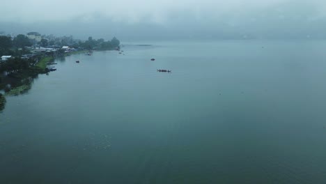 Vista-Aérea-Del-Lago-Phewa-Durante-La-Temporada-De-Verano-En-Pokhara,-Nepal