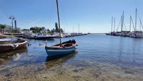 Port-with-yachts-and-ships-of-Polish-village-Jastarnia,-slow-motion-video