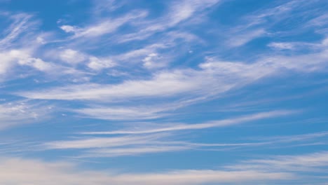 Strahlend-Blauer-Himmel-Mit-Sonnenuntergang-Aus-Flachem-Winkel