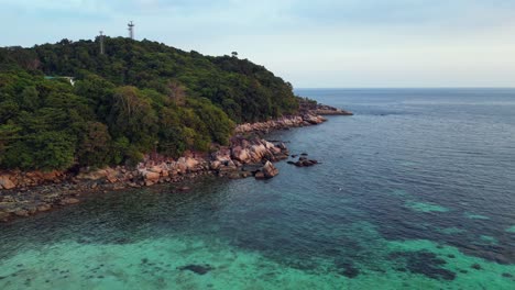 Capturando-La-Belleza-De-Una-Isla-Tropical,-Aguas-Turquesas-Y-Costa-Rocosa,-Esta-Vista-Aérea-Muestra-Vibrantes-Tonos-Azules-Y-Verdes-Contra-Acantilados-Y-Costas-Escarpadas.