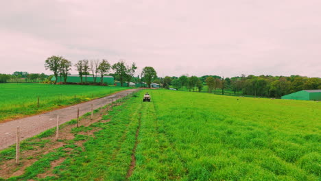 Toma-Aérea-De-Un-Rebaño-De-Ovejas-En-Una-Granja