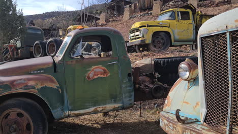 Alte-Rostige-Lastwagen-Im-Verfall-Auf-Dem-Autofriedhof