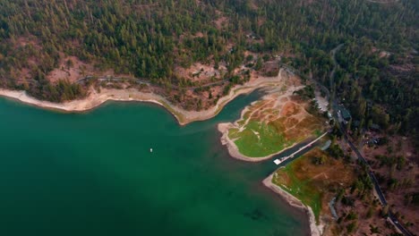 Luftaufnahmen-Von-Drohnen-über-Gewässern,-Wäldern-Und-Der-Uferlinie-Am-Bass-Lake,-Kalifornien