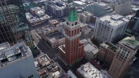 Oakland-Ca-Usa,-Vista-Aérea-De-La-Histórica-Torre-Tribuna-Y-Los-Edificios-Del-Centro