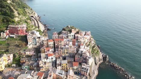 Manarola-Cinque-Terre-Italia-Espectáculo-Aéreo-De-Retroceso-Lento-Pueblo-En-El-Océano