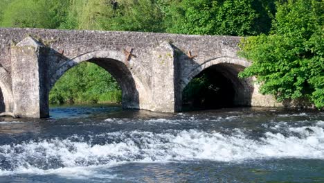 Vista-Panorámica-Del-Puente-Bickleigh-Sobre-El-Río-Exe-Que-Fluye-Libremente-Cerca-De-Tiverton-En-Devon,-Inglaterra,-Reino-Unido