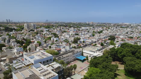 Barrio-De-Hatikva,-Tel-Aviv-Desde-Un-Dron-Sobre-El-Parque-Hatiqwa:-El-Barrio-Fue-Fundado-En-1935-Y-Lleva-El-Nombre-Del-Monte-Esperanza,-Es-Un-Barrio-De-Clase-Trabajadora-En-El-Sureste-De-Tel-Aviv,-Israel.