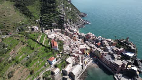 Vernazza,-Cinque-Terre,-Italien,-Luftaufnahme-Des-Berühmten-Fischerdorfes-Am-Meer