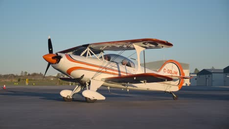 Pilotos-En-Un-Motor-De-Pistón-De-Arranque-De-Biplano-Acrobático-Retro-Steen-Skybolt