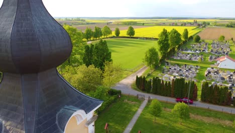 Backsteinkuppel-Enthüllt-Ländlichen-Friedhof-In-Der-Nähe-Von-Körmend,-Ungarn