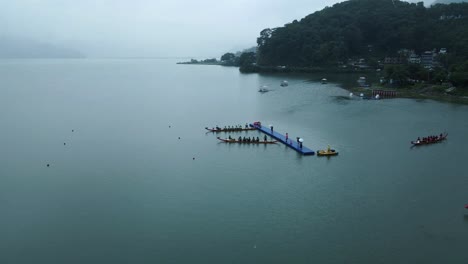 Vista-Aérea-Del-Lago-Phewa-Durante-La-Temporada-De-Verano-En-Pokhara,-Nepal