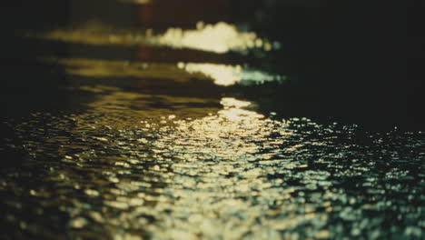 Agua-Reluciente-Con-Reflejos-De-Luz-En-Una-Carretera-Inundada