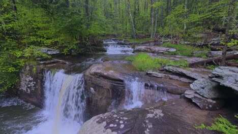 Una-Hermosa-Y-Atmosférica-Cascada-Boscosa-En-Las-Montañas-De-Los-Apalaches-Durante-El-Verano