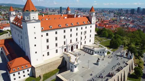 Langsame-Drohnenaufnahme-Einer-Kamerafahrt-Um-Die-Burg-Von-Bratislava-In-Der-Slowakei