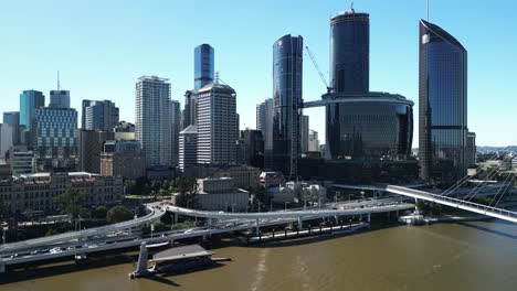 Autopista-Junto-Al-Río-Que-Conduce-Al-Distrito-Comercial-Central-De-La-Ciudad-De-Brisbane-Construida-A-Lo-Largo-Del-Río-Brisbane