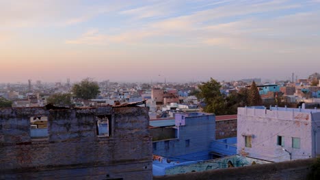 Blauer-Blick-Auf-Die-Stadt-Vom-Berggipfel-Am-Morgen.-Das-Video-Wurde-In-Jodhpur,-Rajasthan,-Indien-Aufgenommen.