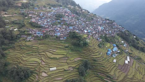 Luftaufnahme-Des-Bergdorfes-Bhujung-In-Kaski,-Nepal