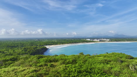 Drone-Retrocediendo-Para-Revelar-Una-Cala-Aislada-Y-Su-Playa-En-La-República-Dominicana,-Una-De-Las-Islas-Del-Caribe.