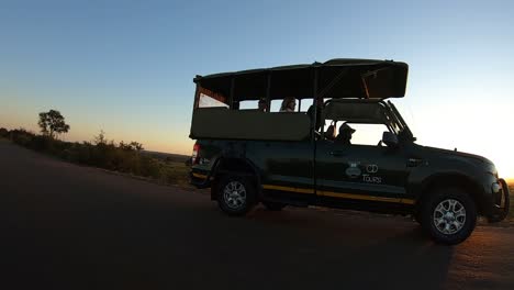 Un-Vehículo-De-Safari-En-Marcha-Atrás-Revela-El-Amanecer-Sobre-El-Parque-Nacional-Kruger