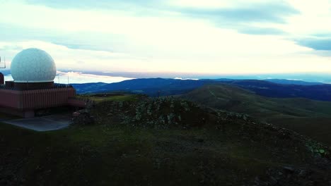 Amanecer-Desde-La-Cima-Del-Grosser-Speikkogel,-Que-Revela-Una-Vista-Panorámica-Y-Una-Intrigante-Estructura-De-Cúpula-De-La-Estación-Meteorológica-Meteorológica.