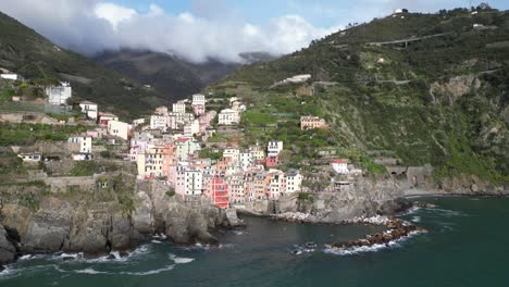 Riomaggiore-Cinque-Terre-Italia-Antena-Muestra-Los-Escenarios-Irreales-Que-Lo-Rodean