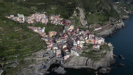 Manarola-Cinque-Terre-Italia-Vista-Aérea-Vista-Superior-Retroceso-Inclinación-Hacia-Arriba-Revelar