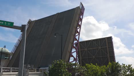 An-Einem-Sonnigen-Tag-Mit-Einem-Klaren-Blauen-Himmel-Hebt-Die-Zugbrücke-In-Miami